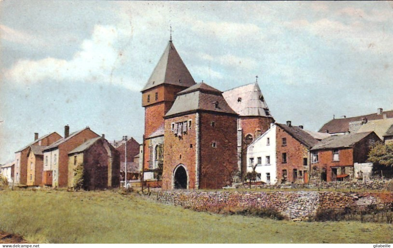  BASTOGNE  -  Eglise Saint Pierre Avec Porte De Treves - Bastogne