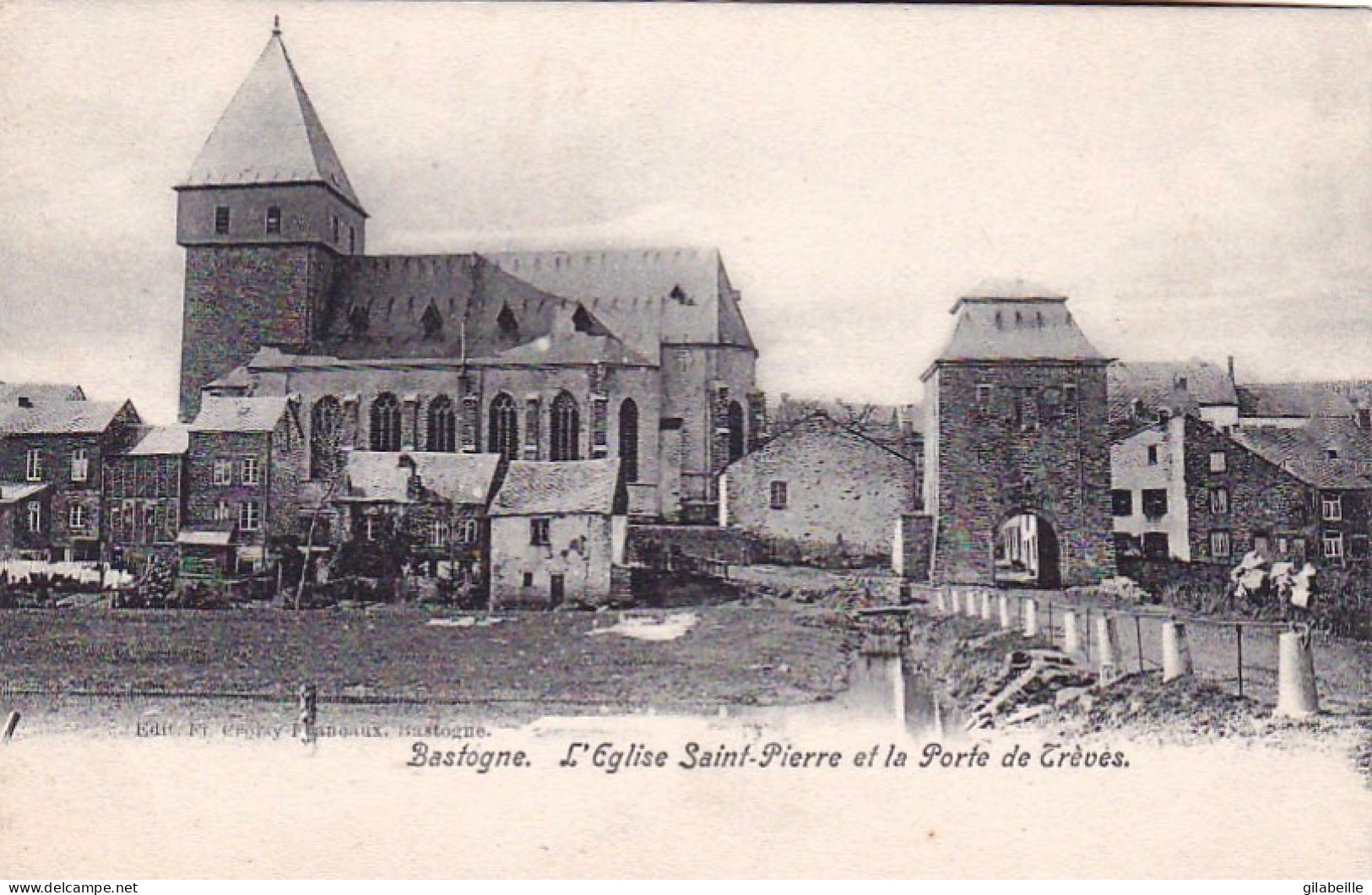  BASTOGNE  -  L'église Saint Pierre Et La Porte De Treves - Bastogne