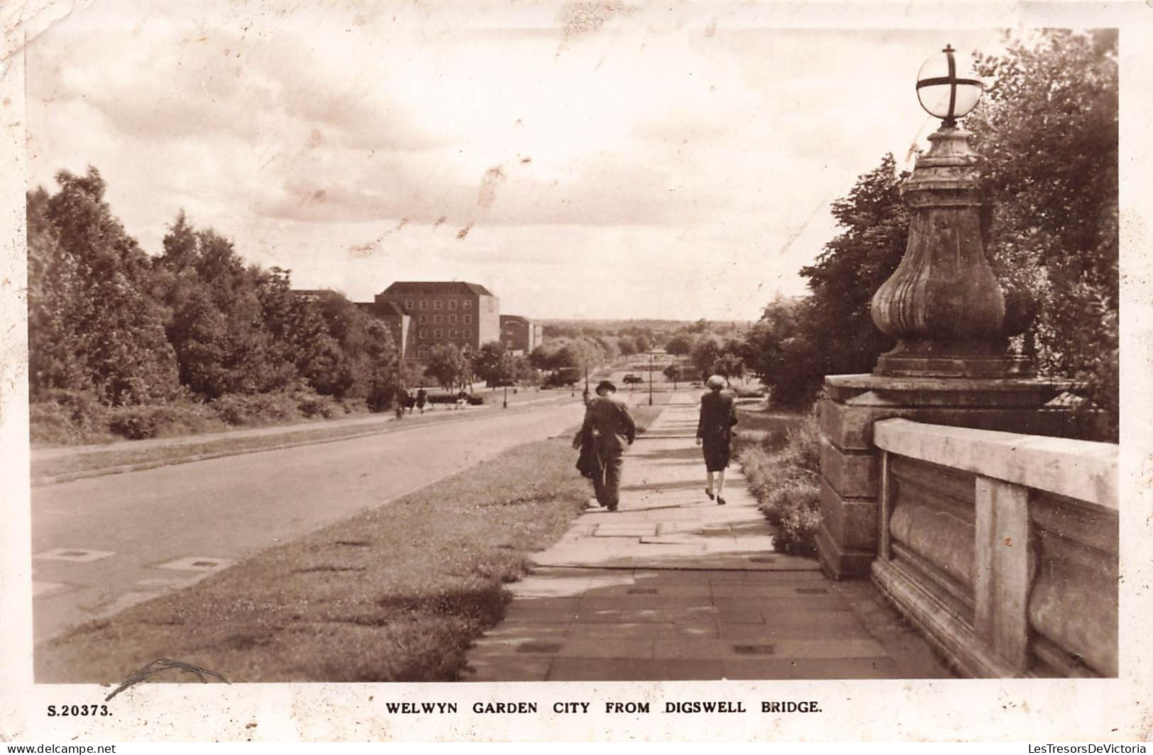 ROYAUME UNI - Angleterre - Welwyn Garden City From Digswell Bridge - Animé - Couple - Carte Postale - Hertfordshire