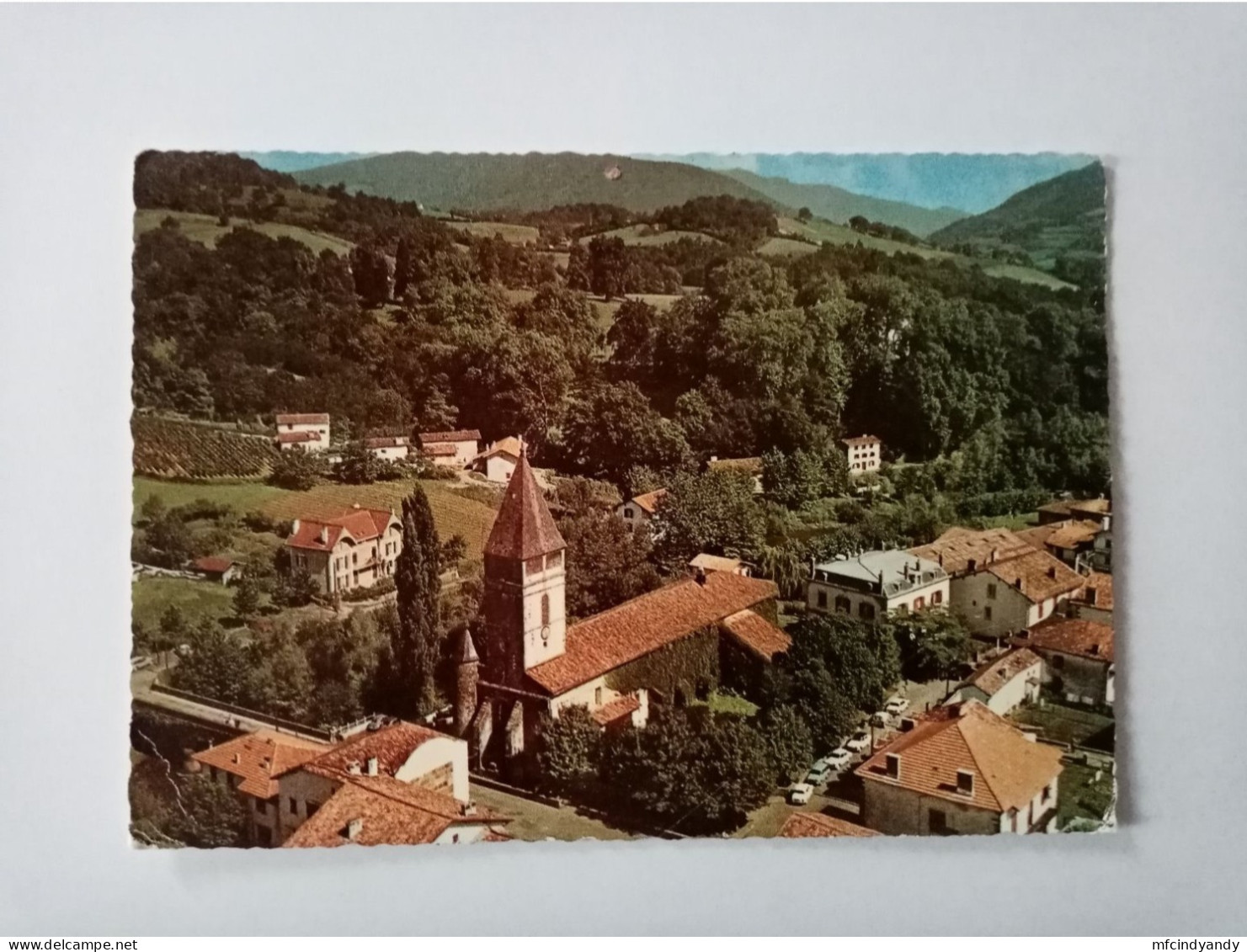 Carte Postale - St-Etienne-de-Baigorry - Place De L' Eglise, Mont Jarra   (10iqc) - Saint Etienne De Baigorry
