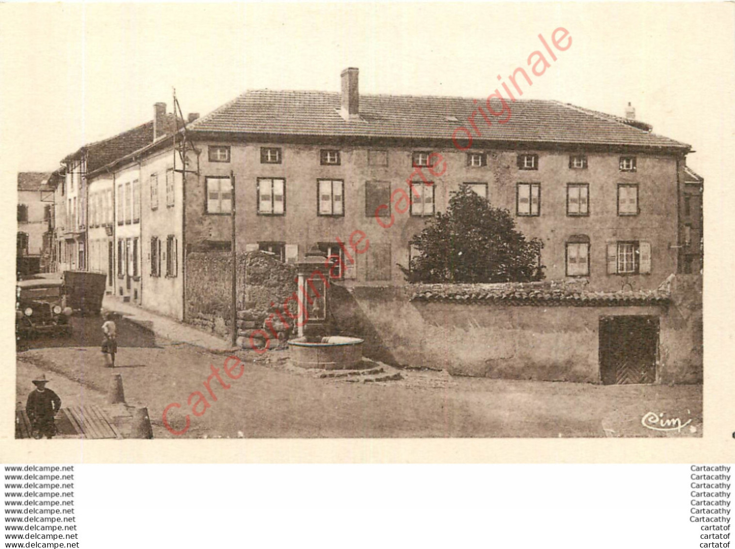 43.  LOUDES .  La Fontaine Et Le Couvent Des Religieuses De St-Joseph . - Loudes