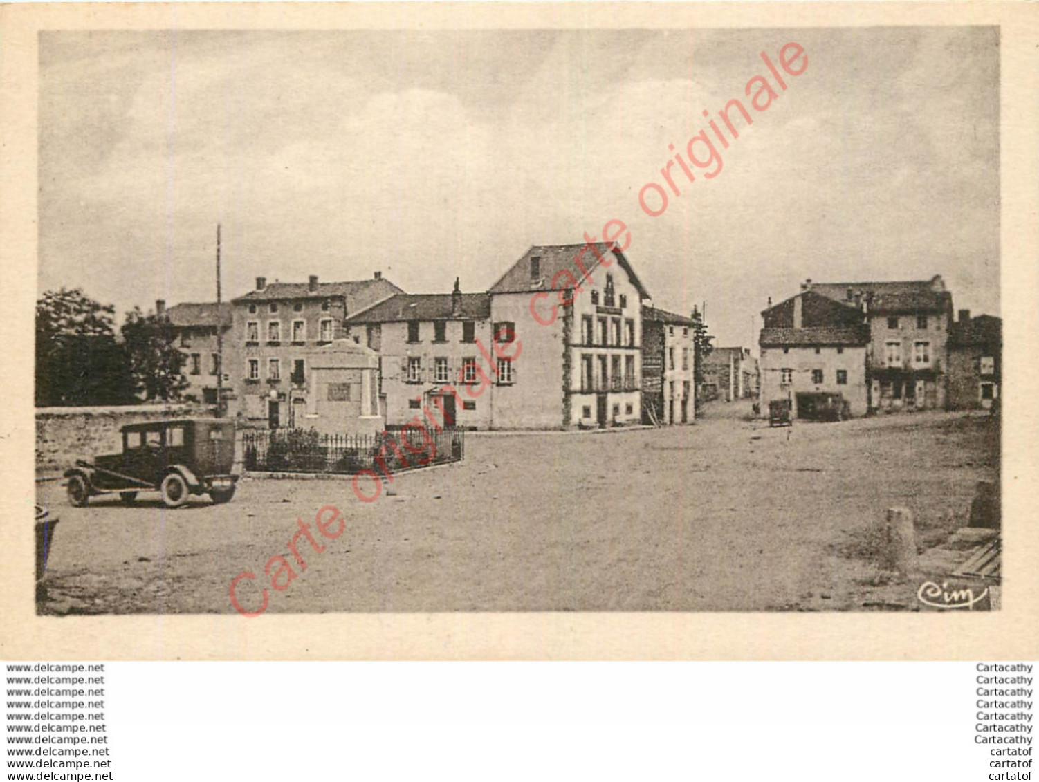 43.  LOUDES .  Monument Aux Morts De La Guerre . Place Et Hôtel . Vue De La Route Du Puy En Velay . - Loudes