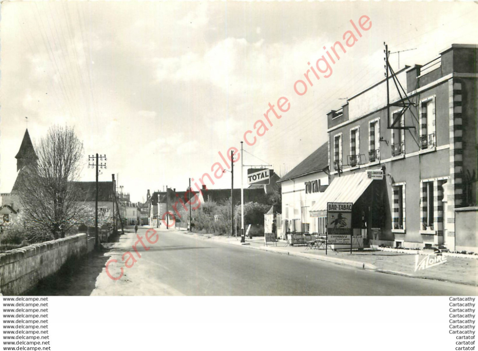 41.  NOYERS SUR CHER .  La Route De Tours De L'église . - Noyers Sur Cher