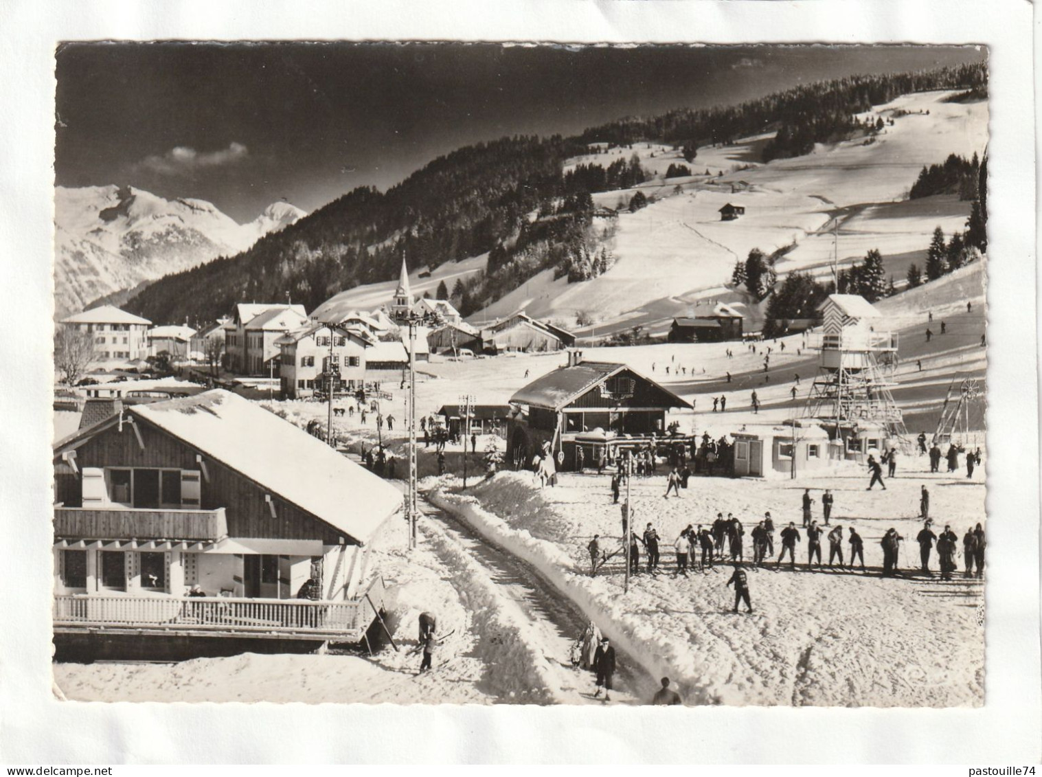 CPM. 15 X 10,5  -  LES  GETS  - Vue  Sur  L'Eglise - Les Gets