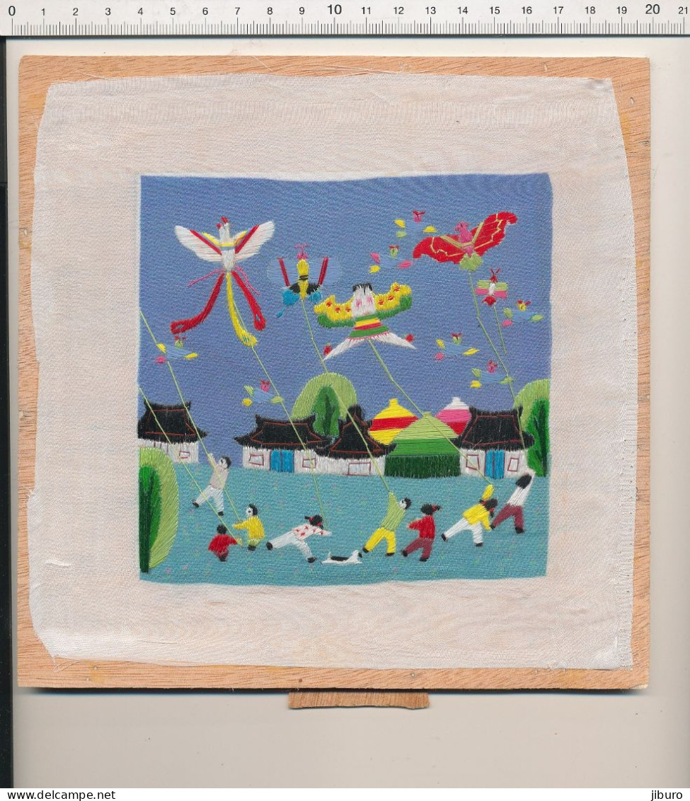 Cadre Mobile 20 X 20 Cm Broderie Artisanale Motif Cerf-volant Kite Cerfs-volants ?? Chine ?? China ?? Art - Other & Unclassified