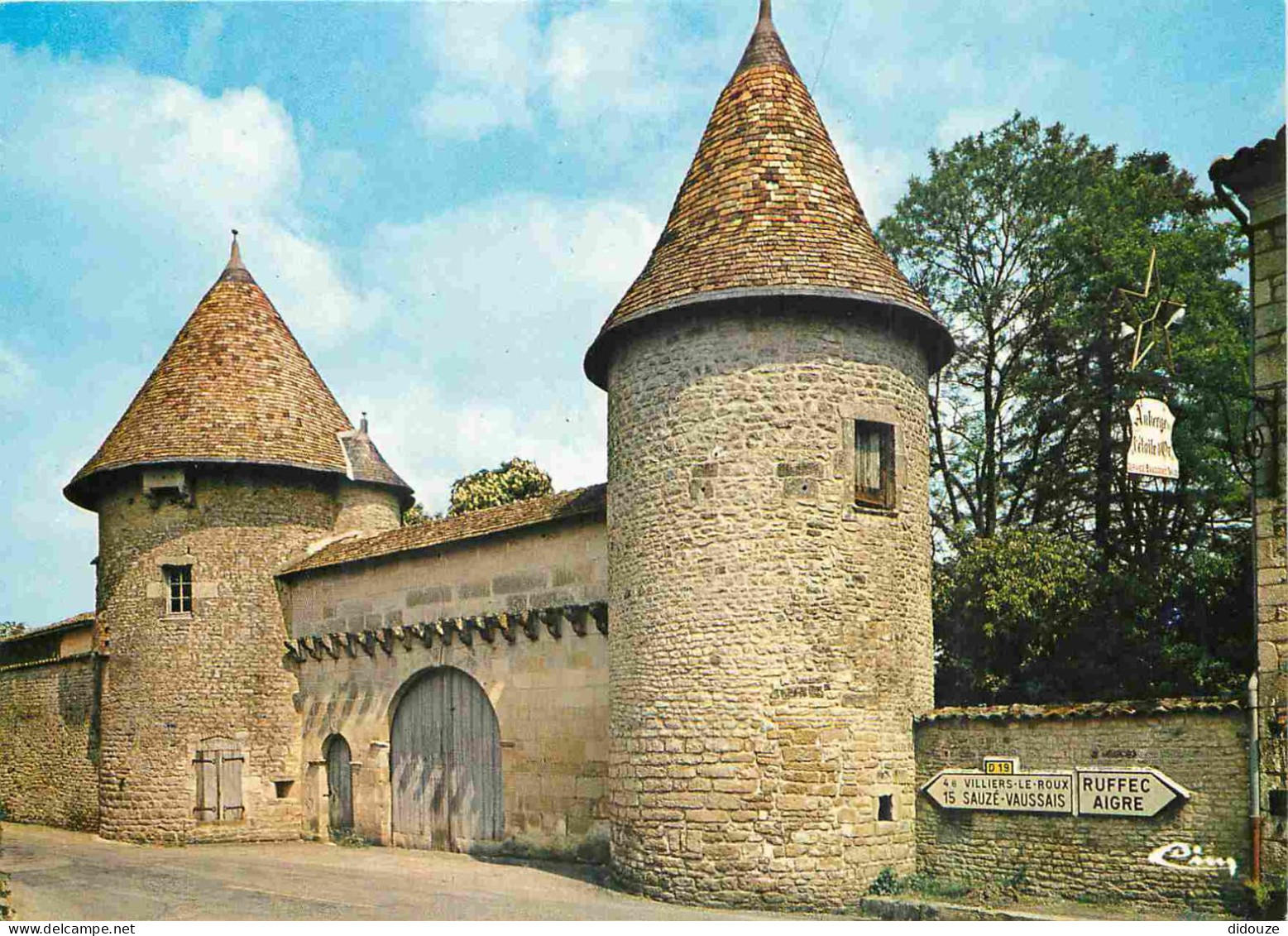 16 - Villefagnan - L'entrée Du Vieux Château - CPM - Carte Neuve - Voir Scans Recto-Verso - Villefagnan