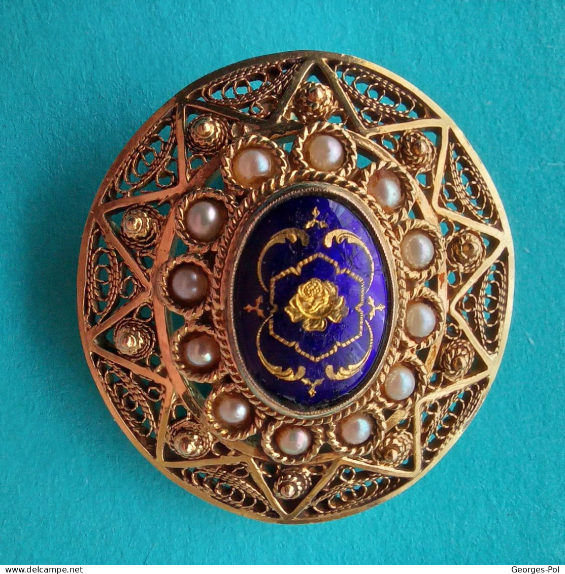 BROCHE Ou PENDENTIF OR (10 Gr) 14 Cts Avec Une Pierre Bleue Cloisonnée Et 12 Perles D'env 2 Mm. - Broches