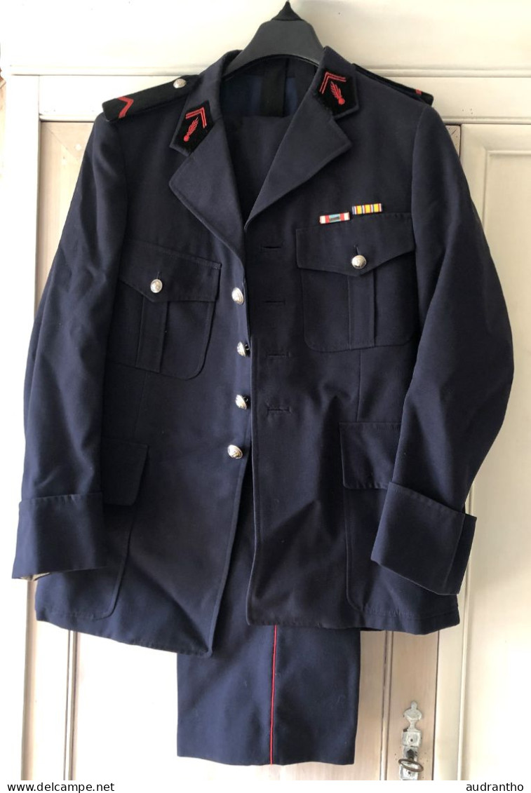 Ensemble Complet Uniforme De Pompiers - Veste Pantalon Képi Cravatte Avec Décorations Maroc Barrette 20 Ans - Pompieri