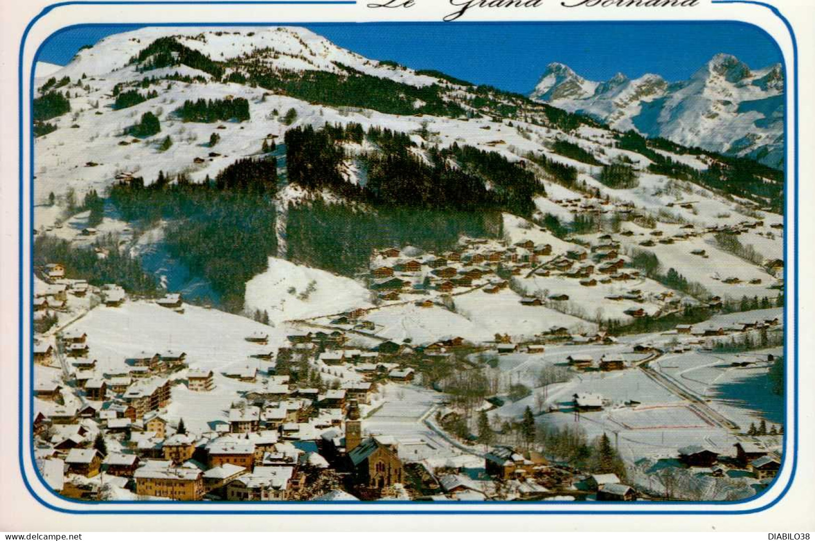 LE GRAND BORNAND      ( HAUTE- SAVOIE )   VUE GENERALE AERIENNE.  A DROITE , LA CHAINE DES ARAVIS - Le Grand Bornand