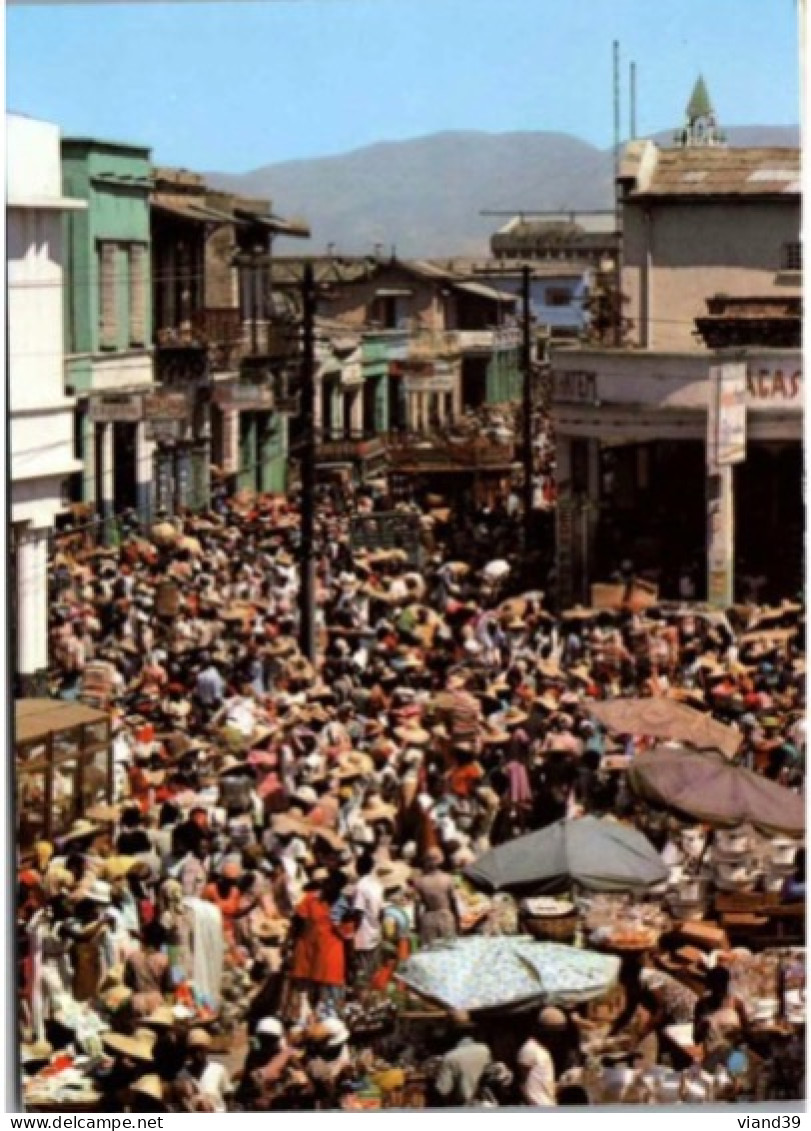 PORT Au PRINCE. -  Everyday Is A Market Day In The Downtown Streets. -   1984 - Haïti