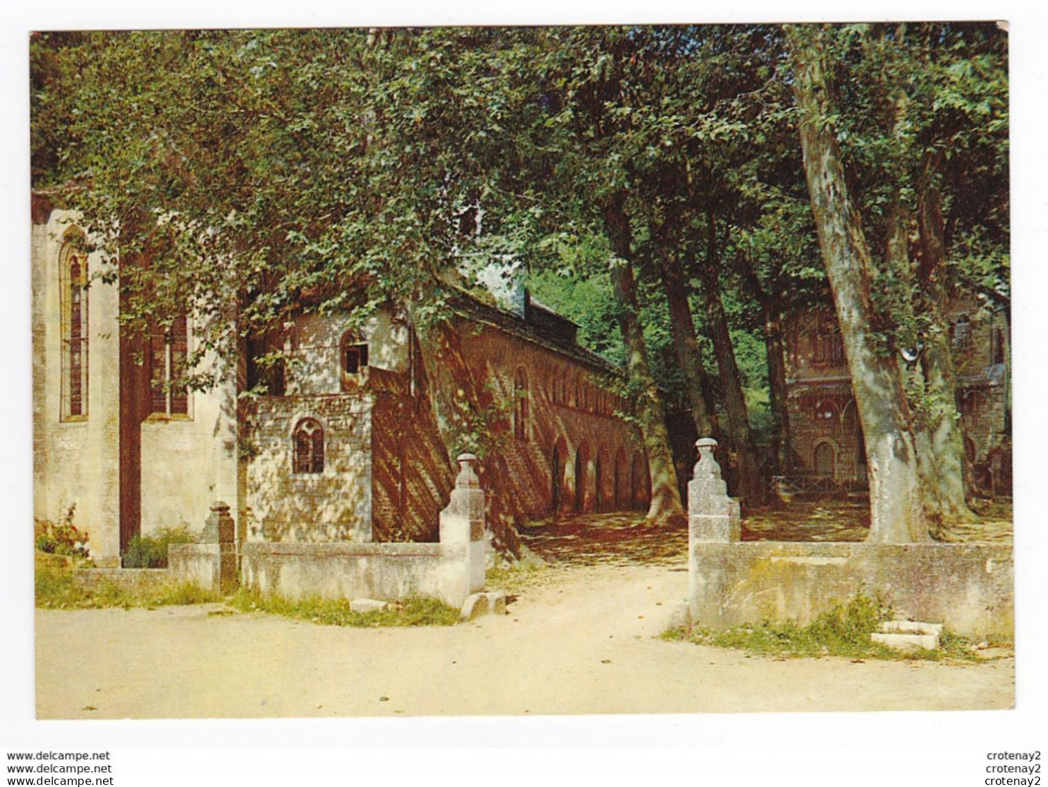 82 ND De LIVRON Par CAYLUS N°3 L'Esplanade Le Cloître Et La Chapelle VOIR DOS - Caylus