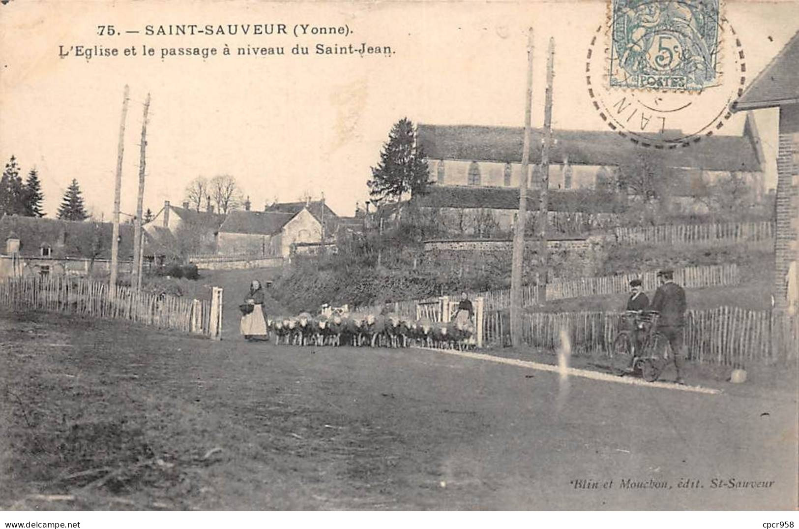 89 - SAINT SAUVEUR - SAN66273 - L'Eglise Et Le Passage à Niveau Du Saint Jean - Saint Sauveur En Puisaye