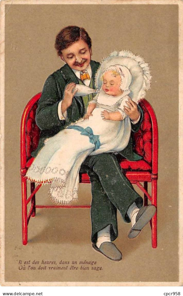 1er Avril - N°89020 - Il Est Des Heures ... Bien Sage - Homme Donnant Le Biberon à Un Bébé - Carte Gaufrée - 1er Avril - Poisson D'avril