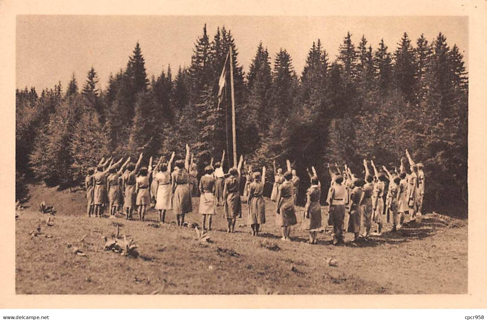 Scoutisme - N°89463 - Camp D'Eclaireuses : Le Salut Au Drapeau - Scoutismo