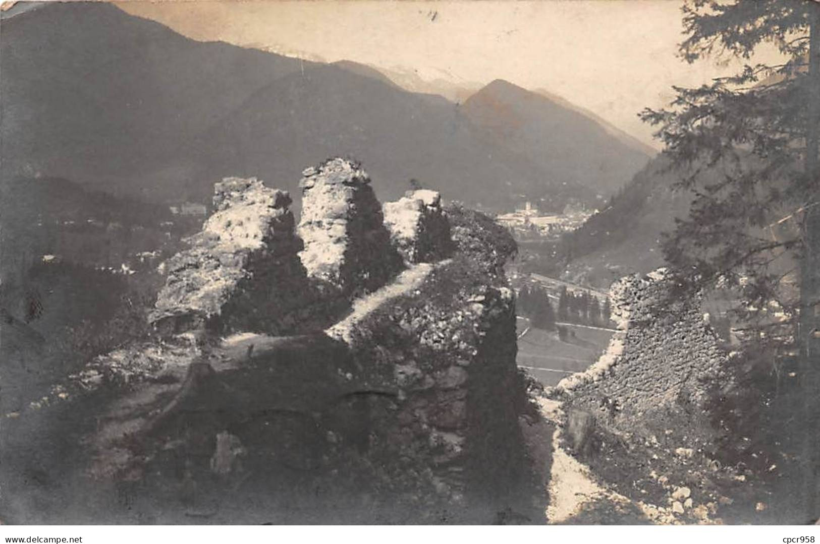 Autriche - N°91557 - EBENSEE - Des Ruines Au Milieu D'une Vallée, Au Fond Un Village - Carte Photo - Ebensee