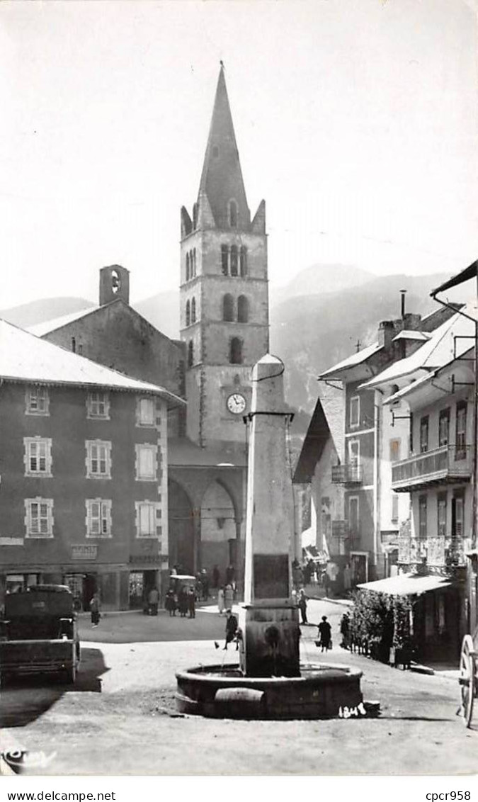 05 - GUILLESTRE - SAN32888 - Place Albert Et L'Eglise - CPSM 14X9 Cm - Guillestre