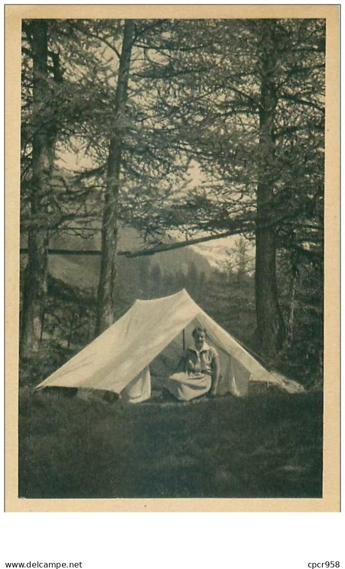 Scoutisme. N°42685 . La Cheftaine Au Camp - Scoutismo