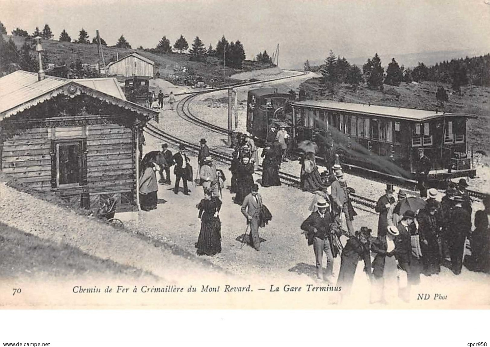 Chemin De Fer . N°51238 . Plateau Du Mont Revard.la Gare Avec Train - Stazioni Con Treni