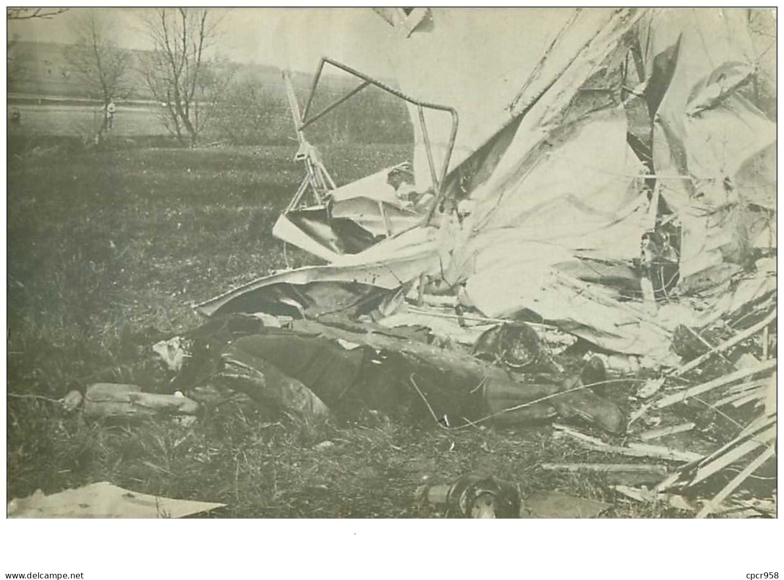 Aviation. N°35179.cadavre A Cote De Son Avion Ou Ballon Apres Un Accident.carte Photo - Ongevalen