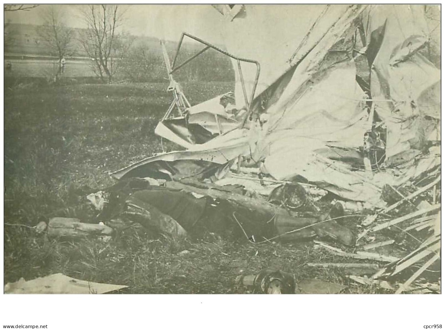 Aviation. N°35179.cadavre A Cote De Son Avion Ou Ballon Apres Un Accident.carte Photo - Incidenti