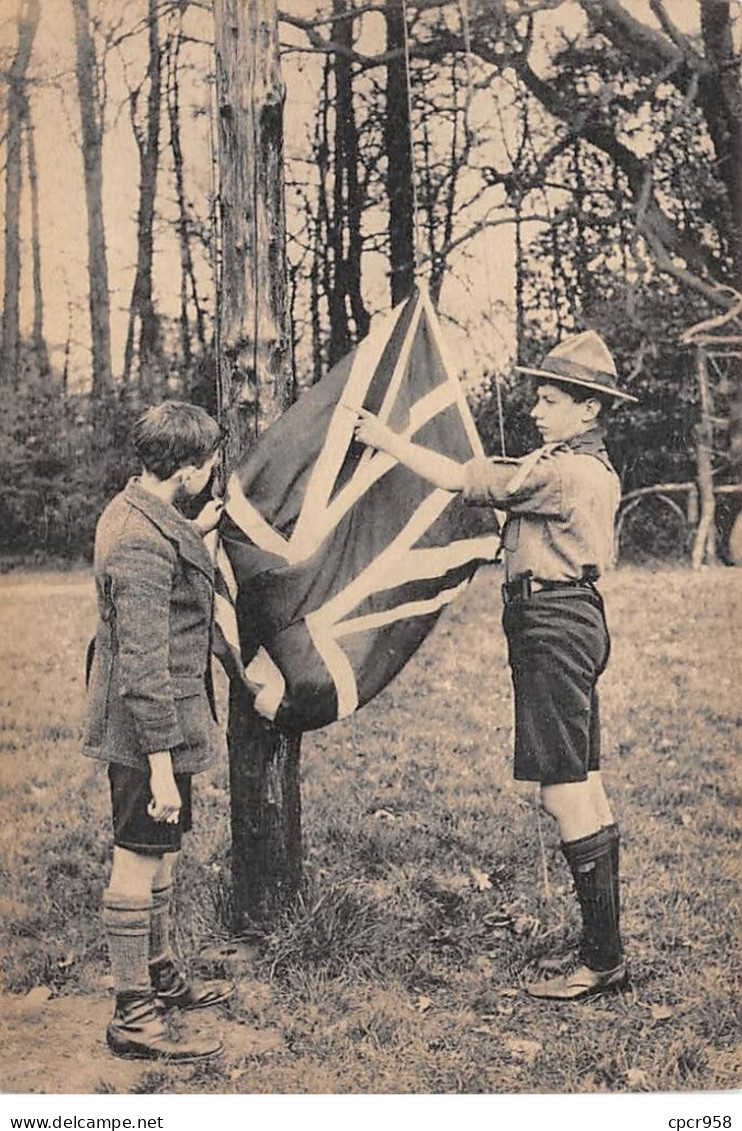 Scoutisme - N°71651 - Scouts Levant Le Drapeau - Carte Recoupée Vendue En L'état - Scouting