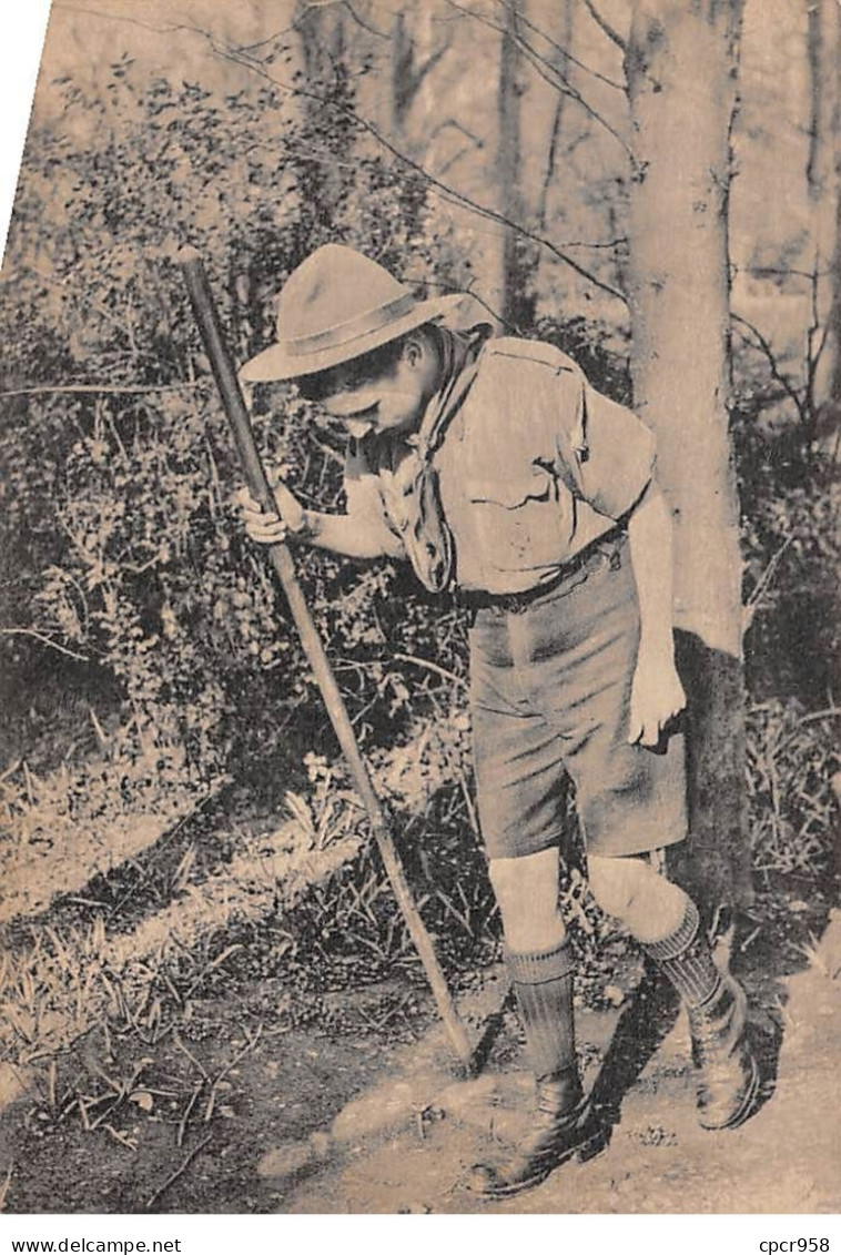 Scoutisme - N°71649 - Scout Marchant En Regardant Par Terre - Carte Recoupée Vendue En L'état - Scoutismo