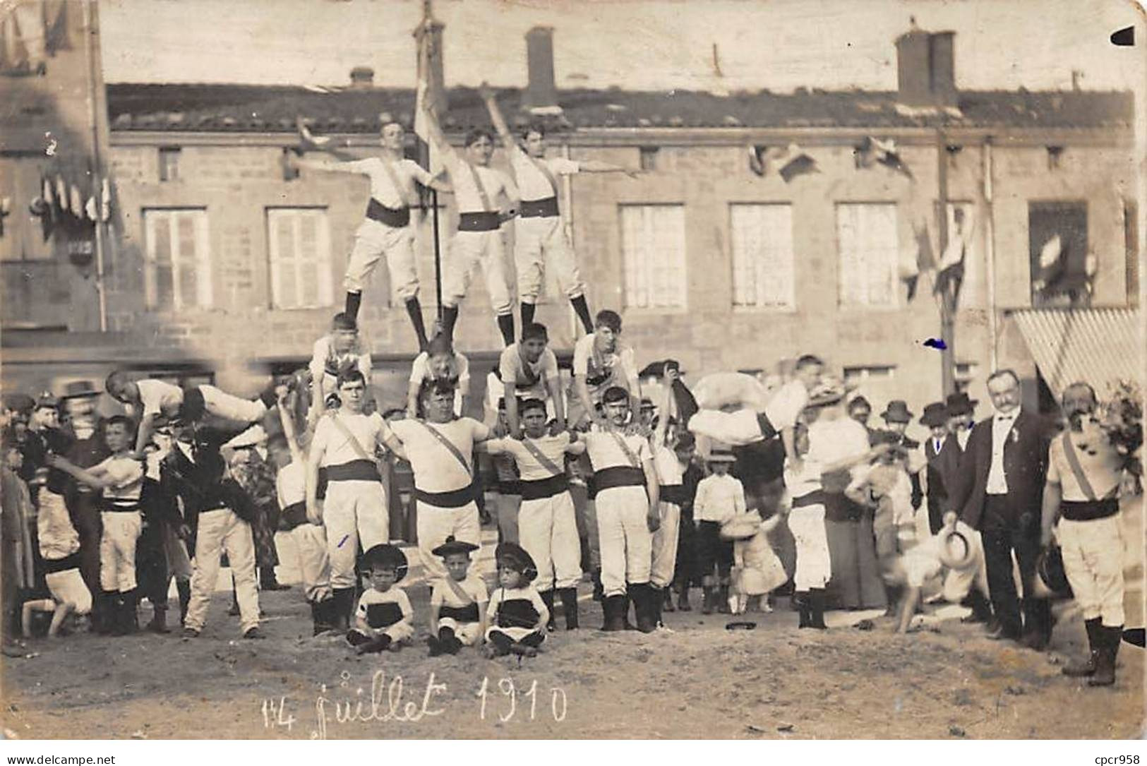 Sports - N°83006 - Groupe De Gymnastes, Certains Faisant Une Pyramide - 14 Juillet 1910 - Carte Photo à Localiser - Gymnastiek