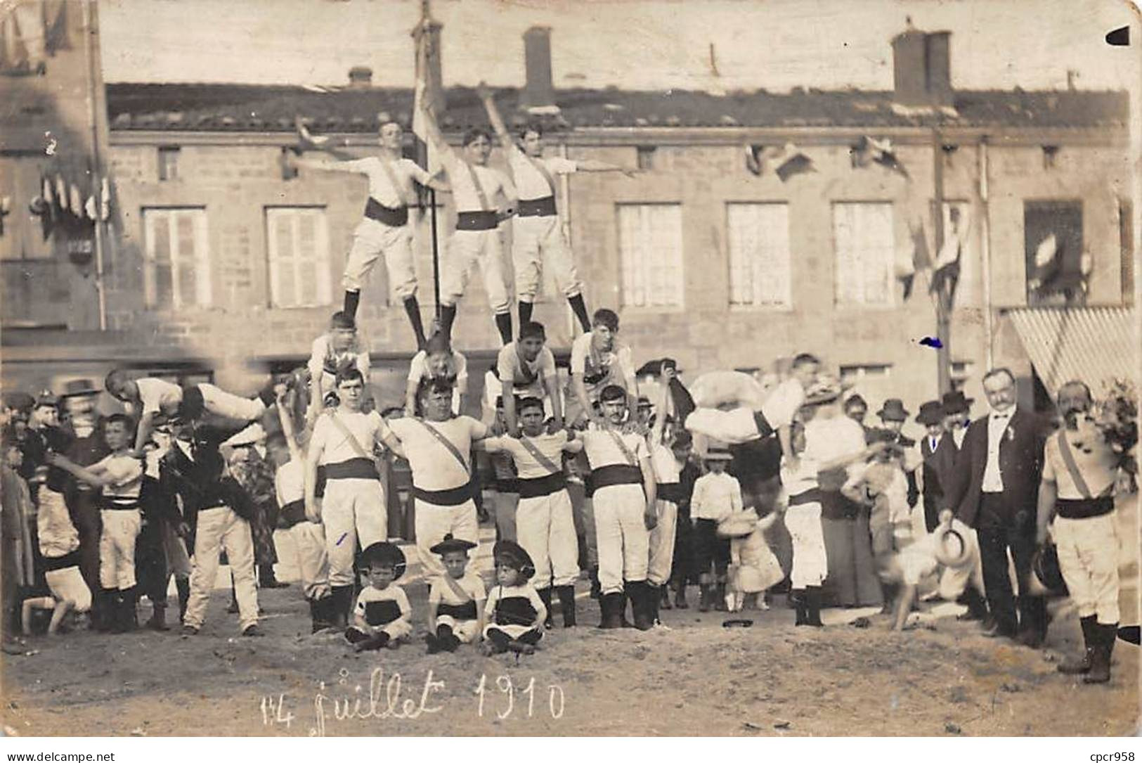 Sports - N°83006 - Groupe De Gymnastes, Certains Faisant Une Pyramide - 14 Juillet 1910 - Carte Photo à Localiser - Gymnastik