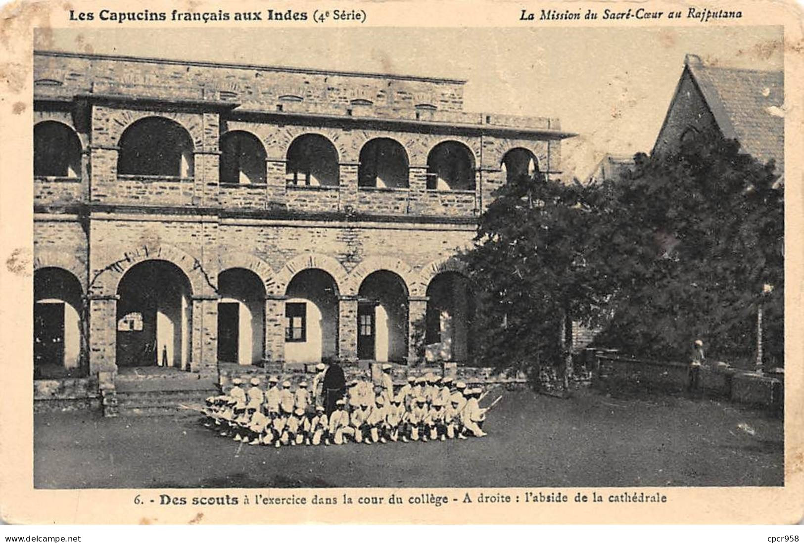 SCOUTISME- SAN36597 - Des Scouts à L'exercice Dans La Cour Du Collège - A Droite : L'abside De La Cathédrale - En L'état - Scouting