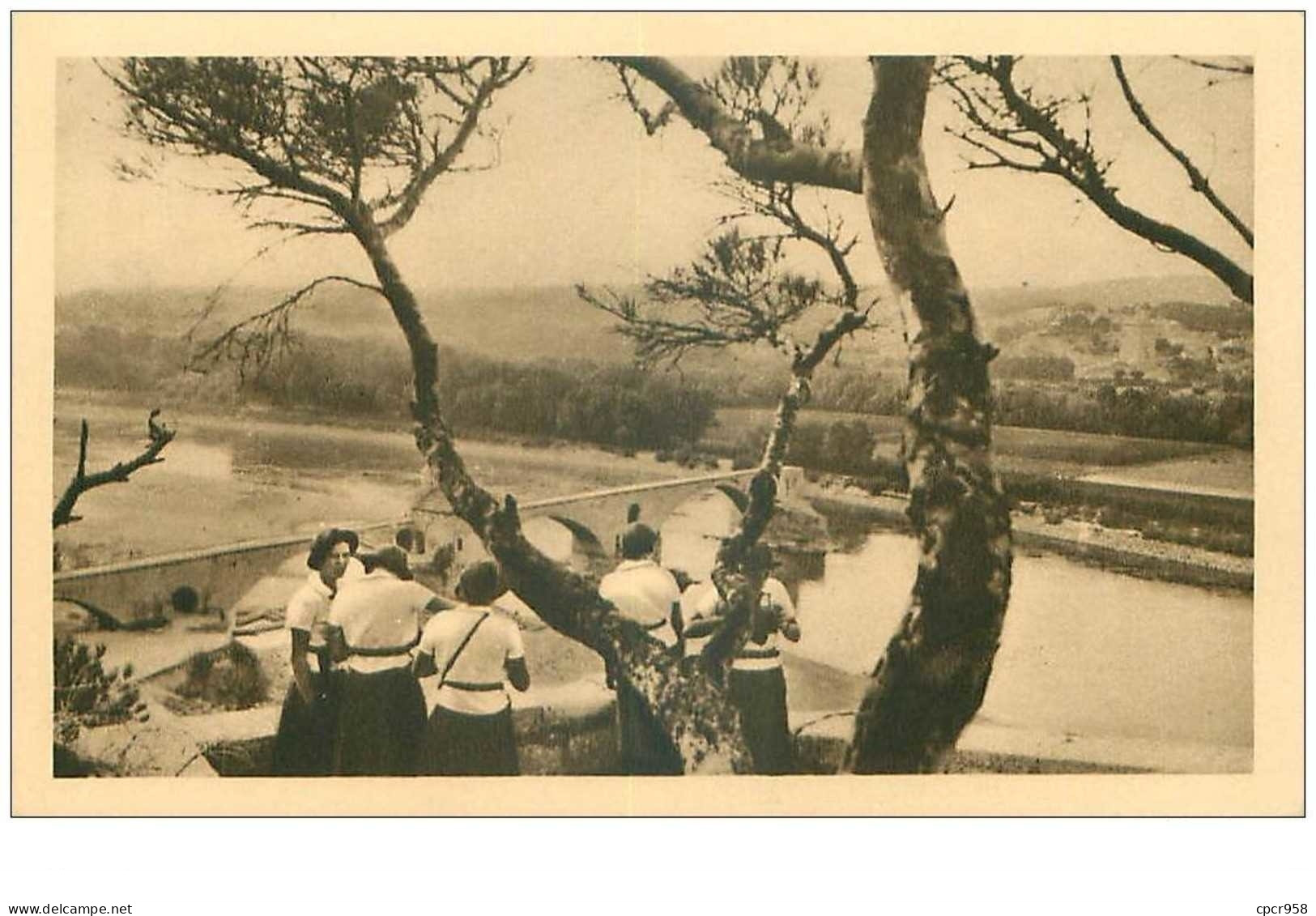 SCOUTISME.n°28192.LES ECLAIREUSES EN EXCURSION.LE PONT D'AVIGNON - Pfadfinder-Bewegung