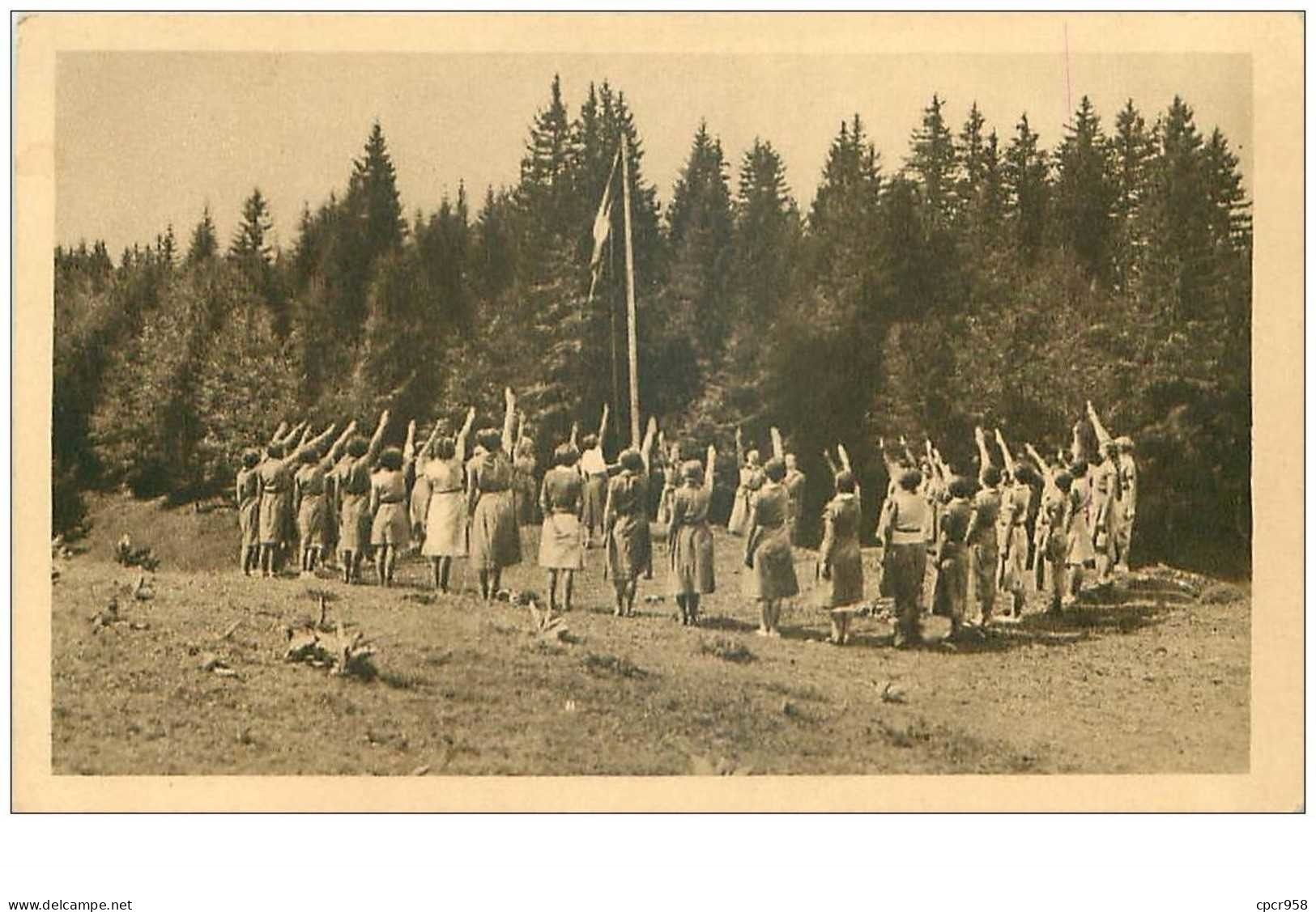 SCOUTISME.n°28191.CAMP D'ECLAIREUSES LE SALUT DU DRAPEAU - Scoutisme