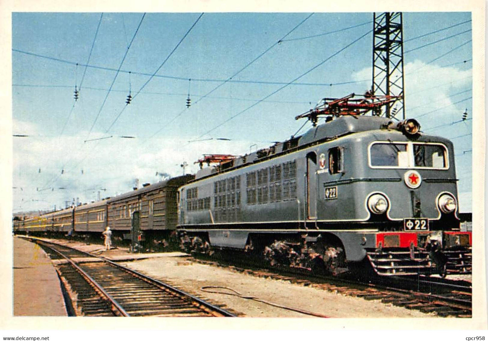 RUSSIE - SAN26961 - Dans Une Gare D'URSS - Le Transsibérien Remorqué Par Une CC Construite En France - Train - Russland