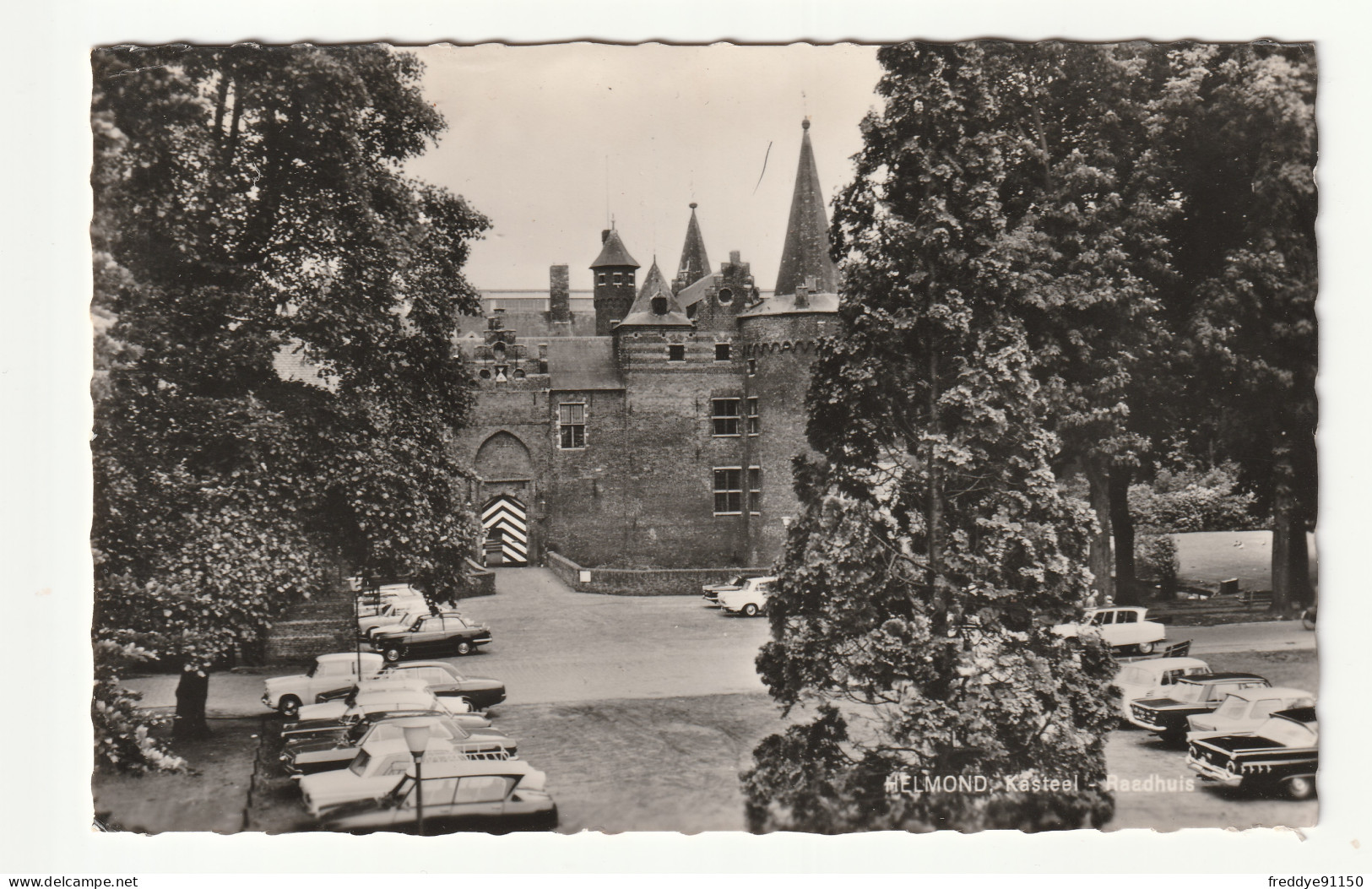 Pays Bas . Helmond Kasteel . Raedhuis . Automobiles .  - Helmond