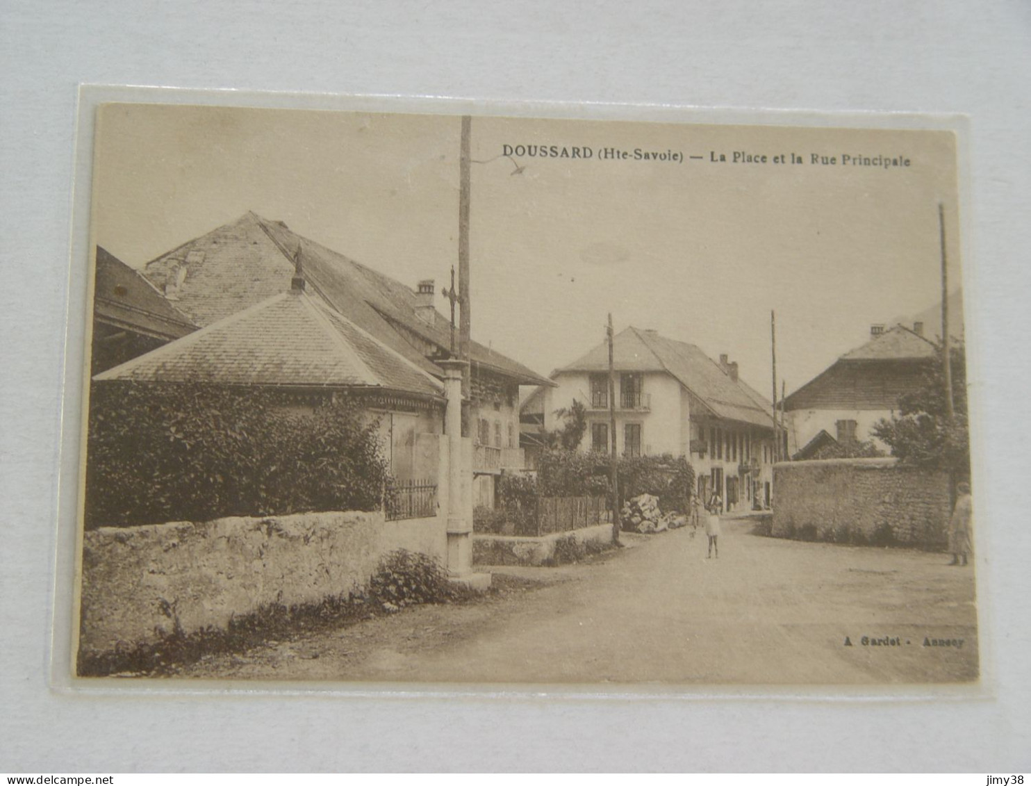 HAUTE SAVOIE-DOUSSARD-LA PLACE ET LA RUE PRINCIPALE-ANIMEE - Doussard