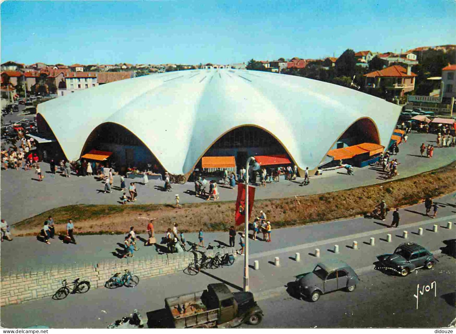 Automobiles - Royan - Le Marché - 2CV - CPM - Voir Scans Recto-Verso - Turismo