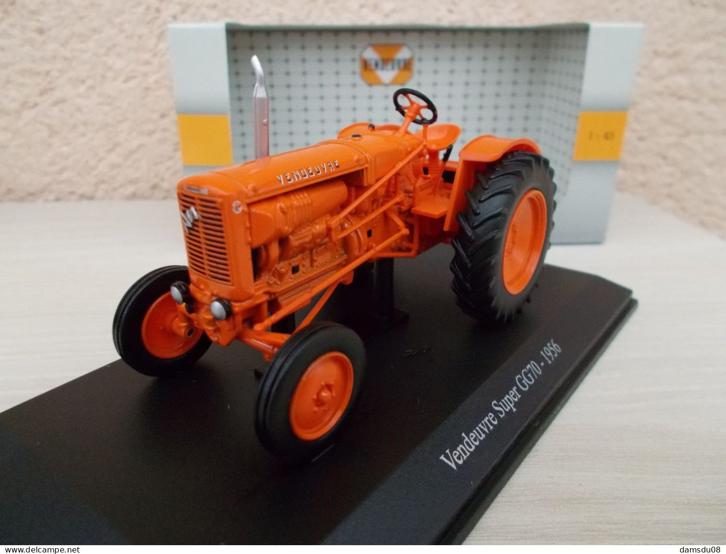 Universal Hobbies Tracteur Vendeuvre Super GG 70 1956 Echelle 1/43 En Boite Vitrine Et Surboite Carton - Otros & Sin Clasificación