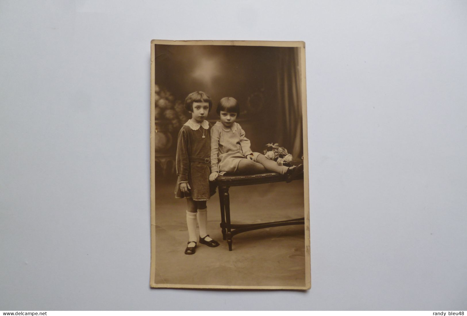 Carte Photo  - Deux Fillettes    -  Photogaphie H. BECKER - 10, Place Communale  -  MOLENBEEK  -  Belgique - Artesanos