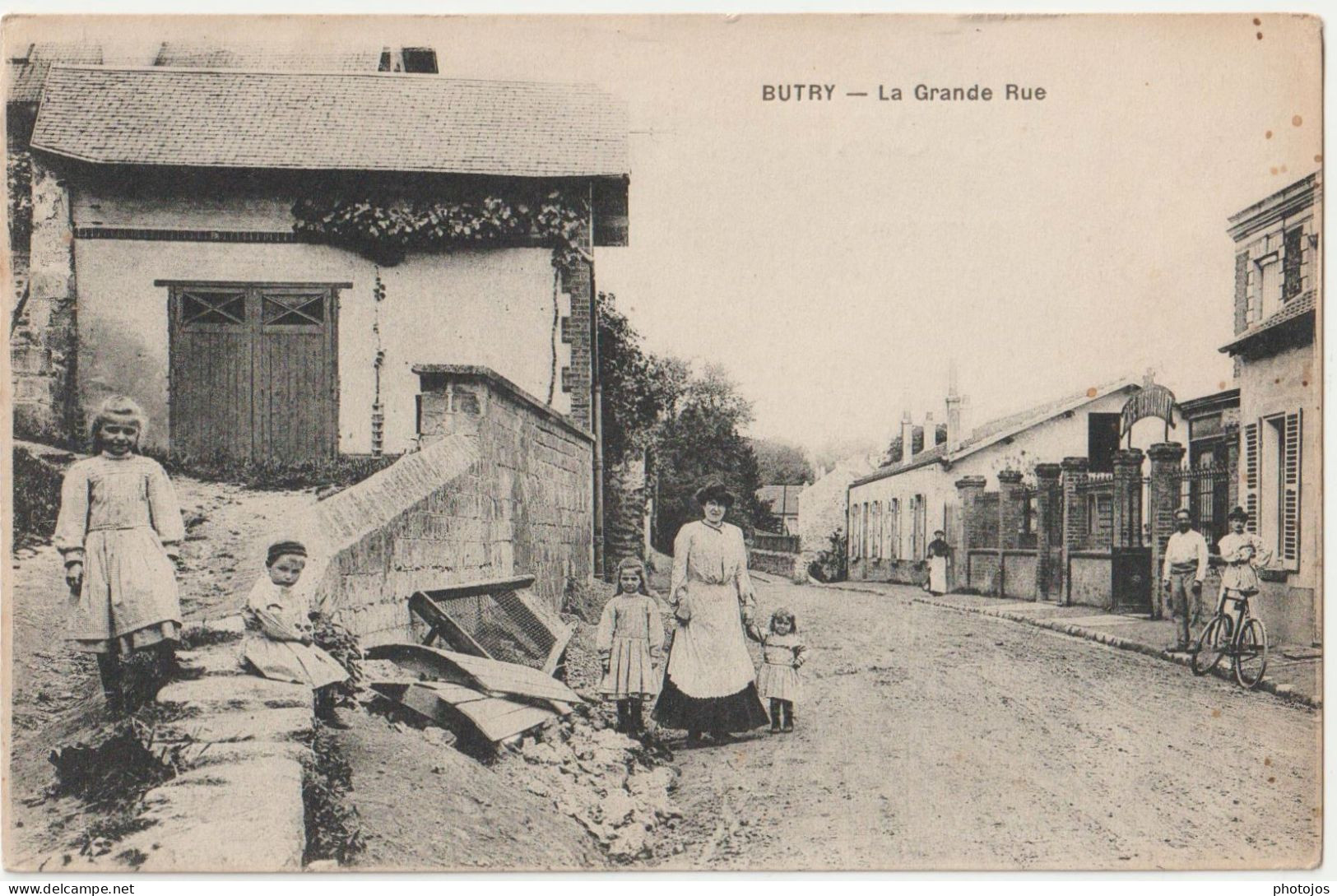 CPA   Butry  (95)  La Grande Rue Du Village Et Quelques Habitants  (près De L'Oise)  Restaurant  Belle Carte - Butry