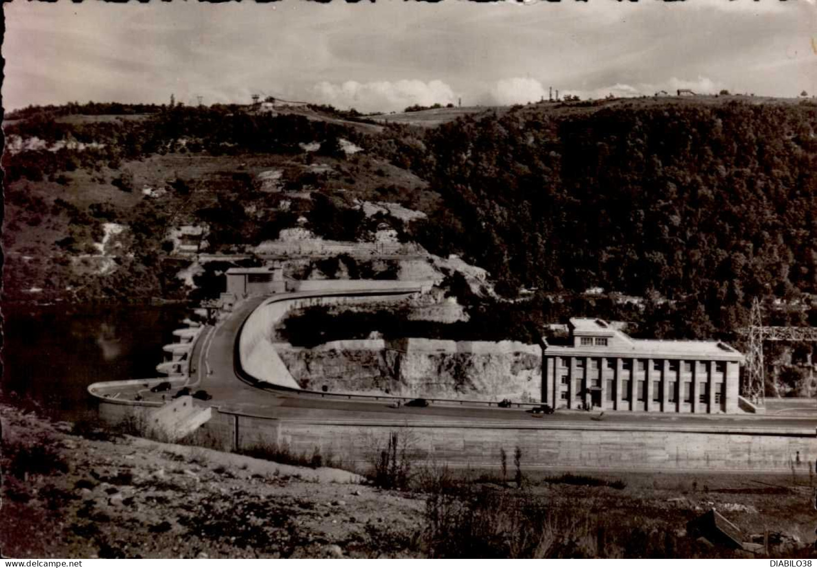 GENISSIAT    ( AIN )     SOMMET  DU GRAND BARRAGE , BATIMENT ADMINISTRATIF ET COTEAUX DE HAUTE - SAVOIE - Génissiat