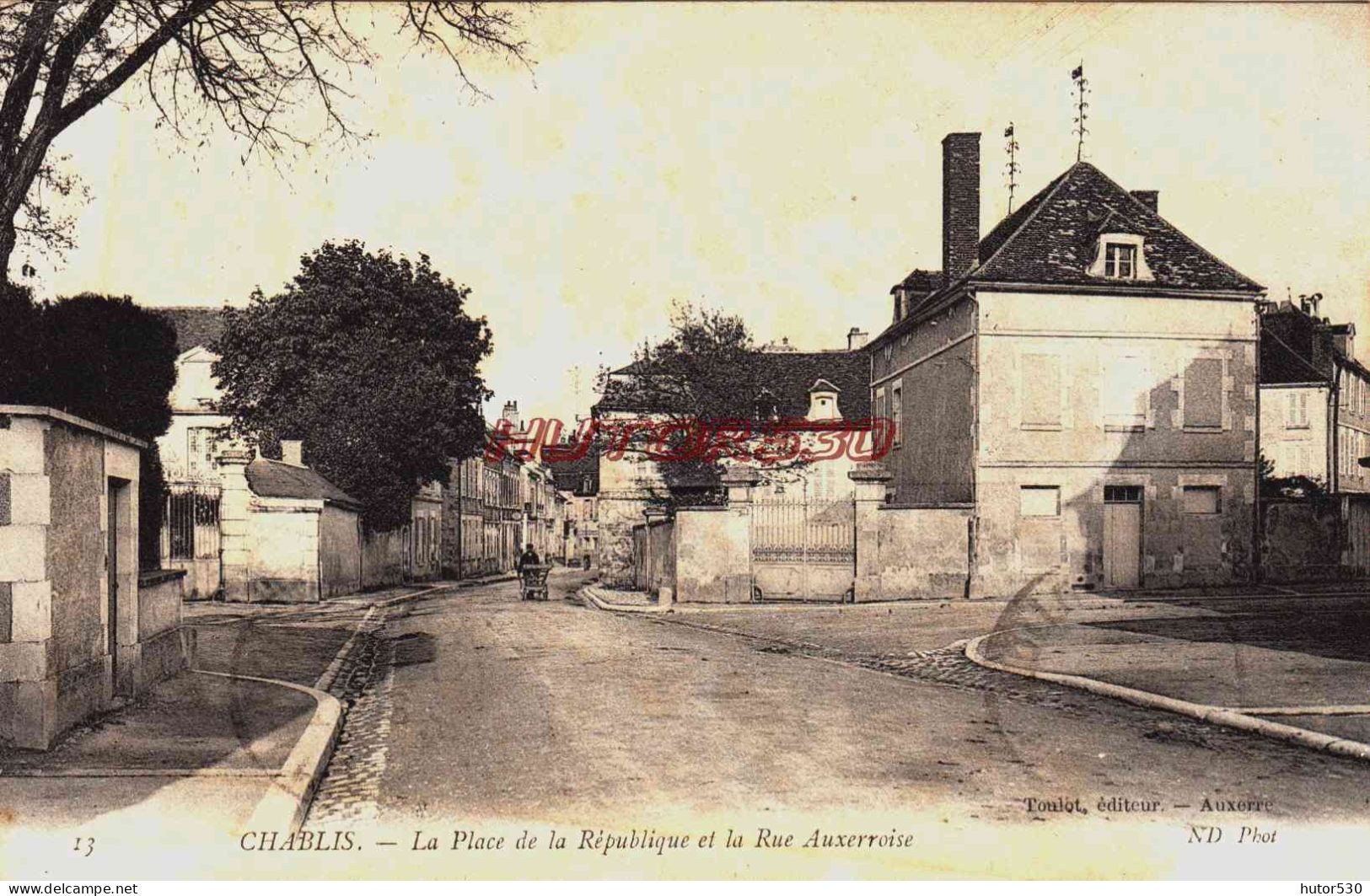 CPA CHABLIS - YONNE - PLACE DE LA REPUBLIQUE ET RUE AUXERROISE - Chablis