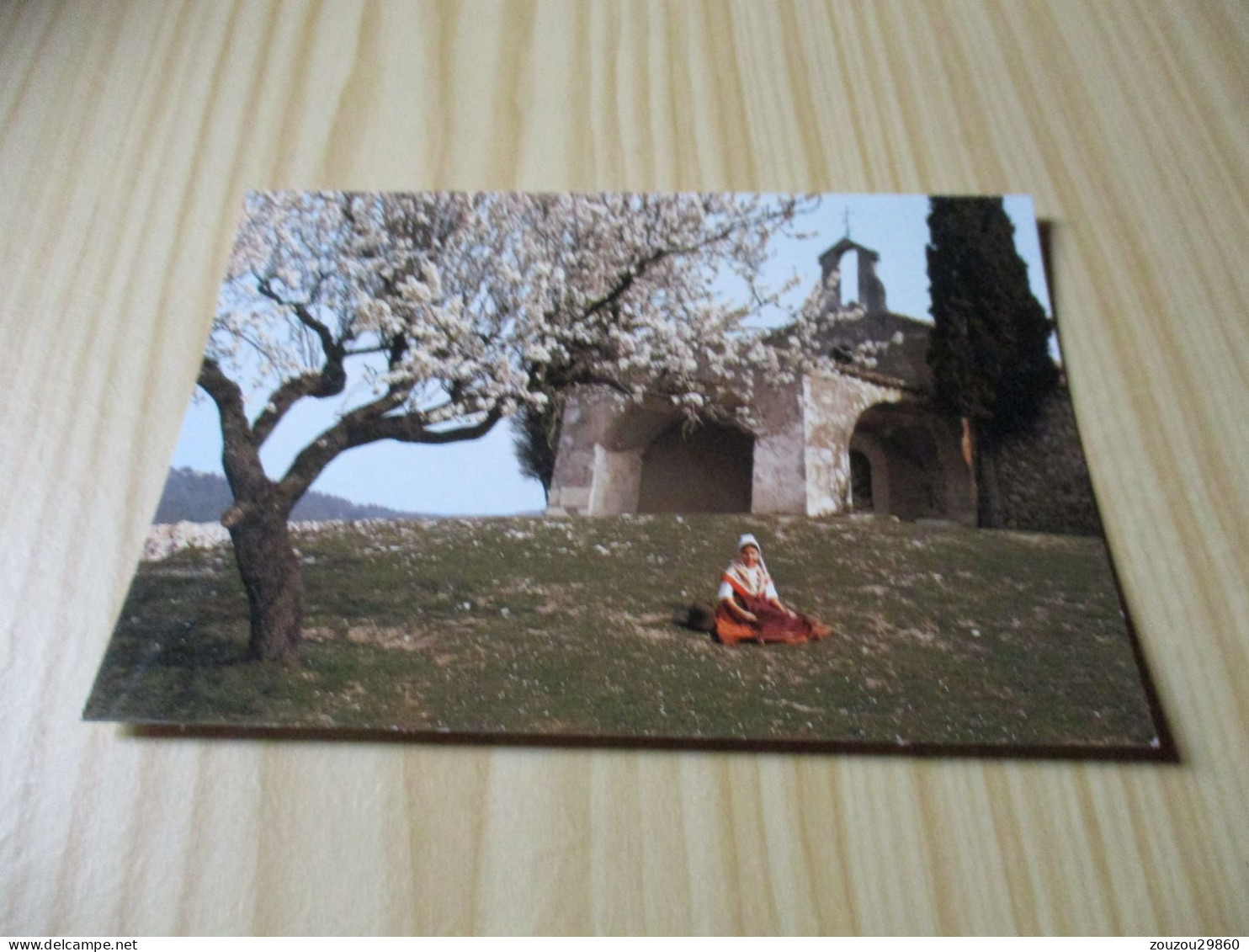 Les Belles Images De Provence - Amandier Au Printemps - Jeune Provençale - Vieille Chapelle Romane. - Provence-Alpes-Côte D'Azur