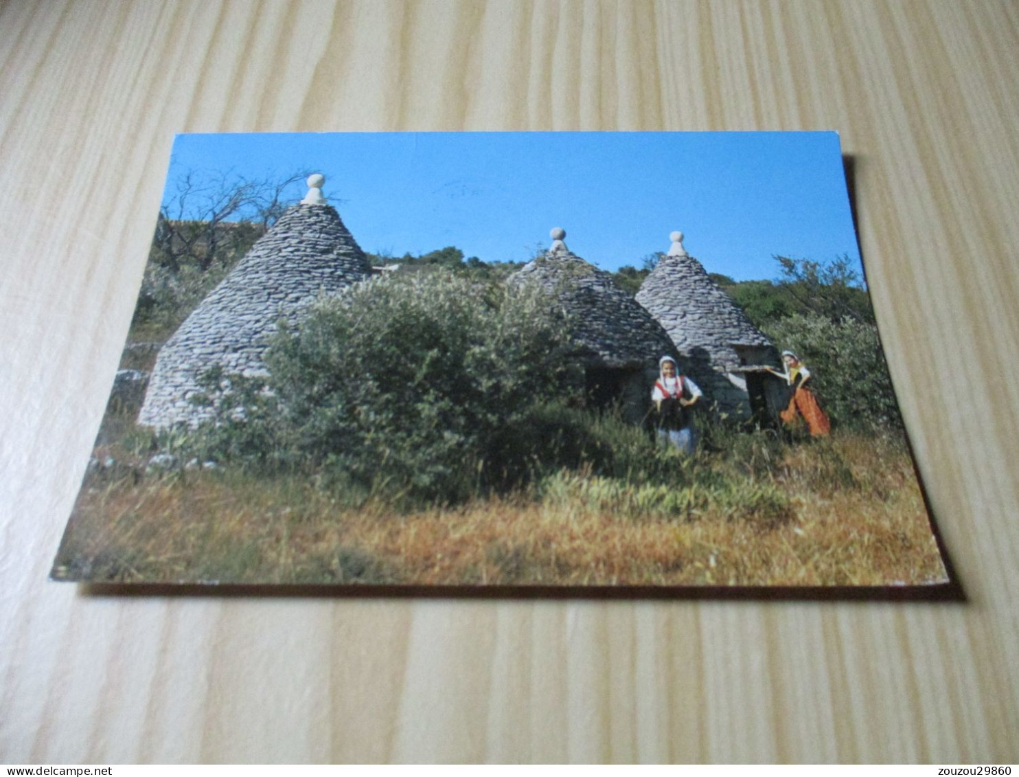 Les Belles Images De Provence - Provençales Devant Les Bories. - Provence-Alpes-Côte D'Azur