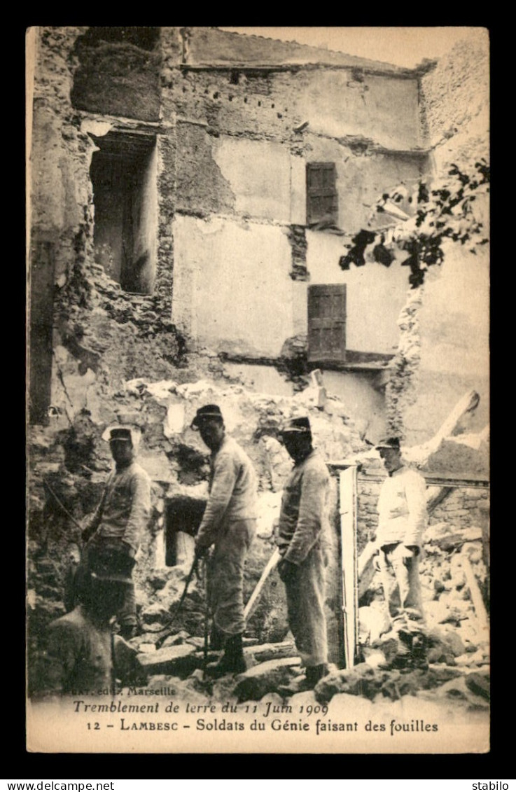 13 - LAMBESC - TREMBLEMENT DE TERRE DU 11 JUIN 1909 - SOLDATS DU GENIE FAISANT DES FOUILLES - Lambesc