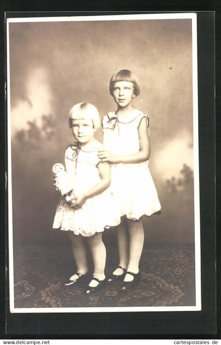Foto-AK Zwei Mädchen In Kleidern Mit Puppe  - Oblitérés