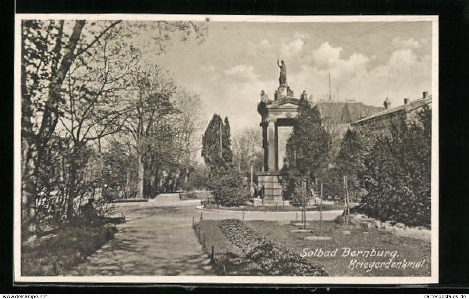 AK Bernburg, Spazierweg Mit Kriegerdenkmal Im Solbad  - Bernburg (Saale)