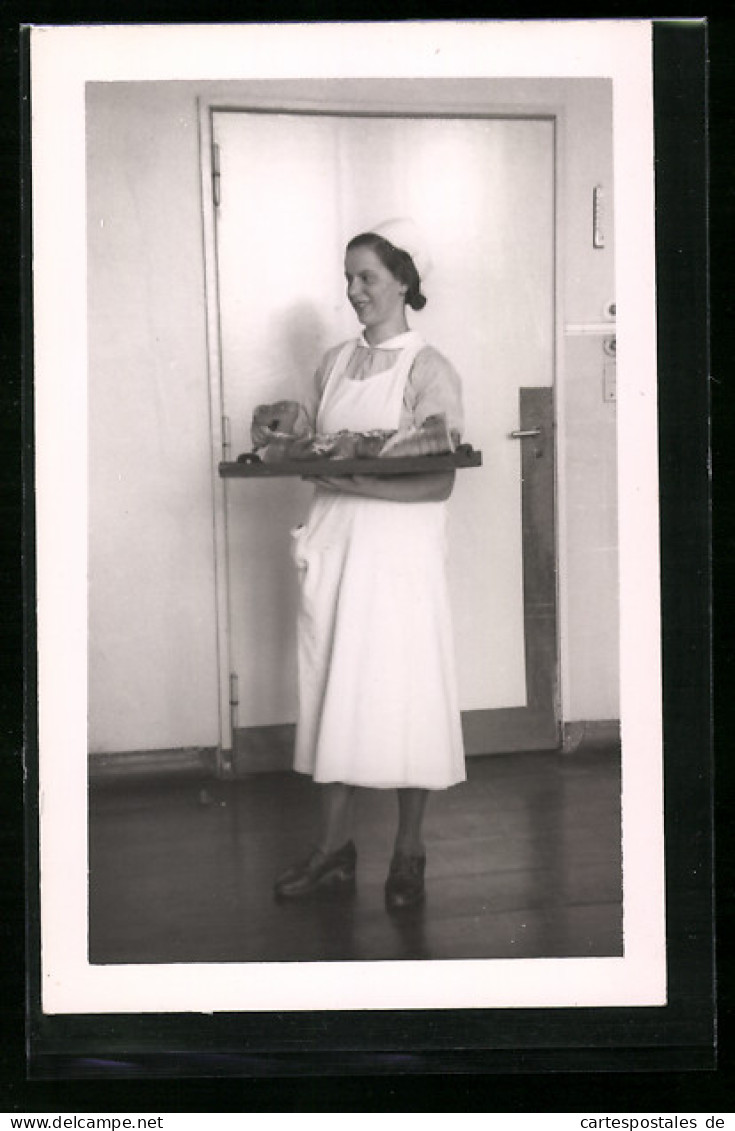 AK Krankenschwester Serviert Brot In Den Krankenzimmern  - Santé