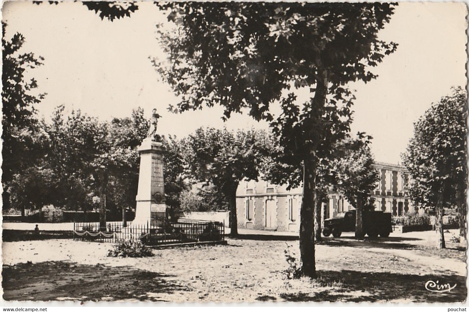 B3- 40) SORE (LANDES) LA GRANDE PLACE - (CAMION - MONUMENT AUX MORTS - 2 SCANS)  - Sore