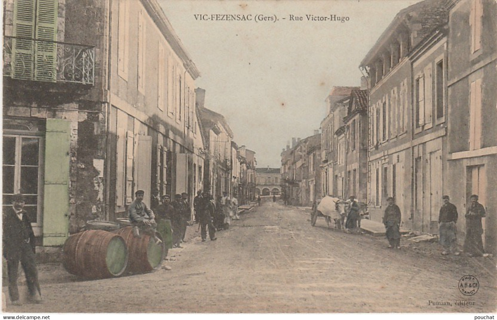 Z10- 32) VIC FEZENSAC (GERS)  RUE VICTOR HUGO - (ANIMEE - ATTELAGE DE BOEUFS - COULEURS - 2 SCANS)   - Vic-Fezensac