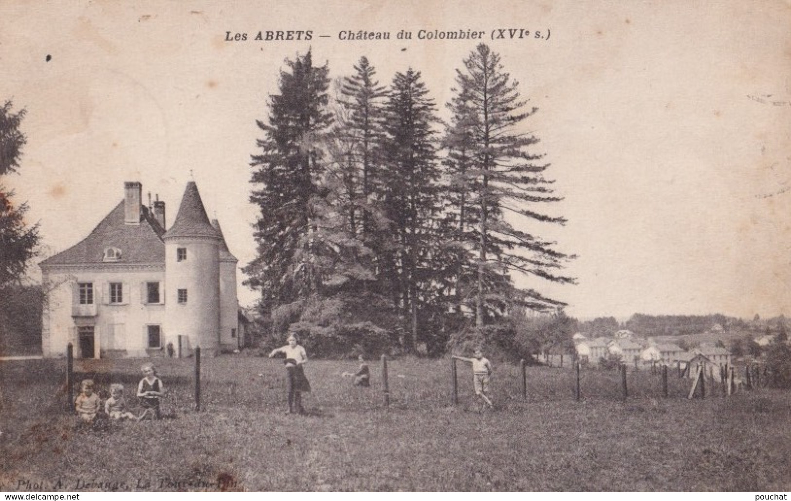 Y18-38) LES ABRETS (ISERE)  CHATEAU DU COLOMBIER - ANIMEE -  HABITANTS - 1935 -  ( 2 SCANS ) - Les Abrets