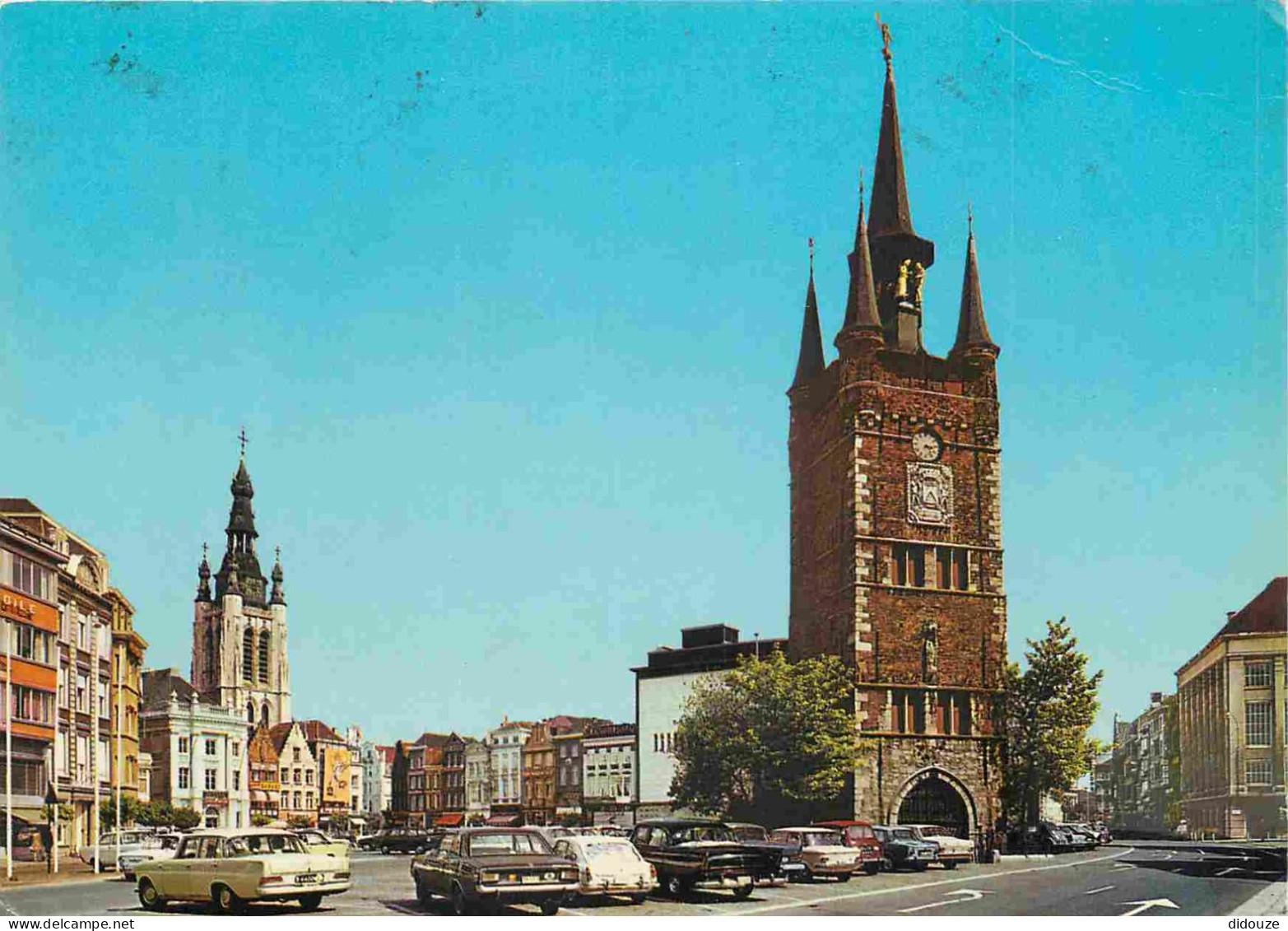 Automobiles - Kortrijk - Courtrai - Grote Markt Belfort En St-Maarfenskerk - Grand Place Betfroi Et Eglise St Martin - C - Turismo